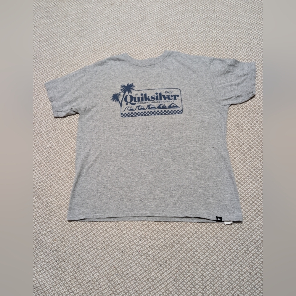 🎀$5 Quiksilver Gray Graphic T-Shirt